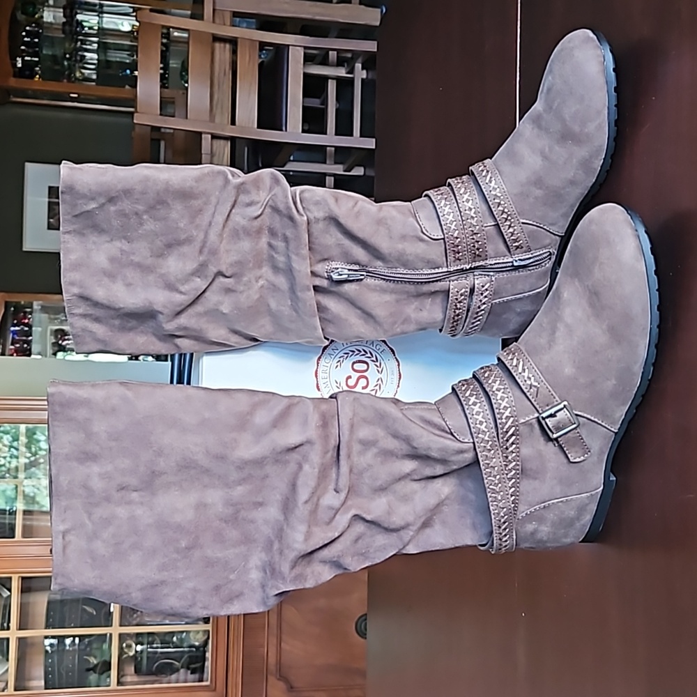 So "Site" Women's Suede Style Calf Boot sz 9 Color = Mushroom Hatband Design
